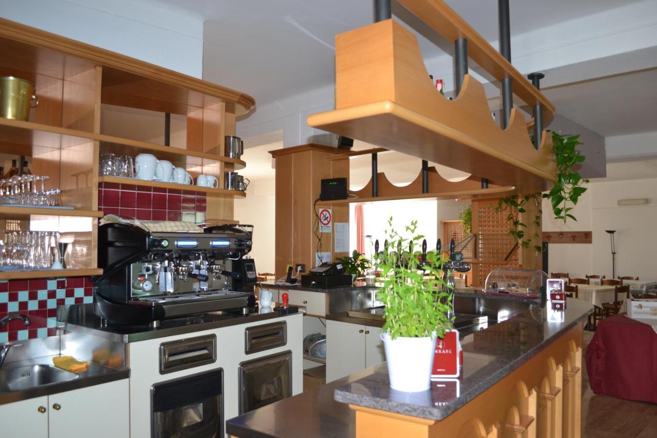 Garni Anna Hotell Besenello Exteriör bild