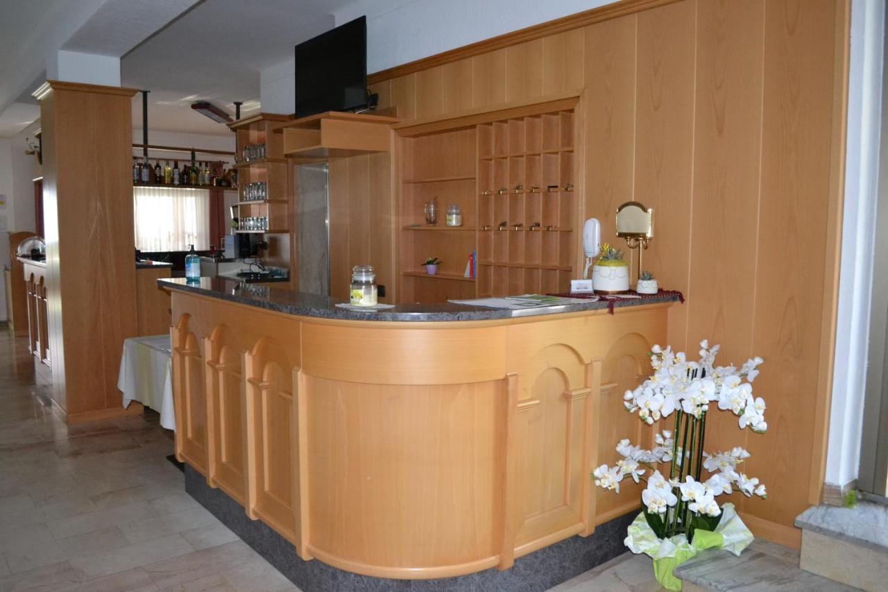 Garni Anna Hotell Besenello Exteriör bild